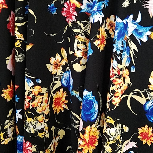 Stylist black dress with flower details - Picture 2 of 2